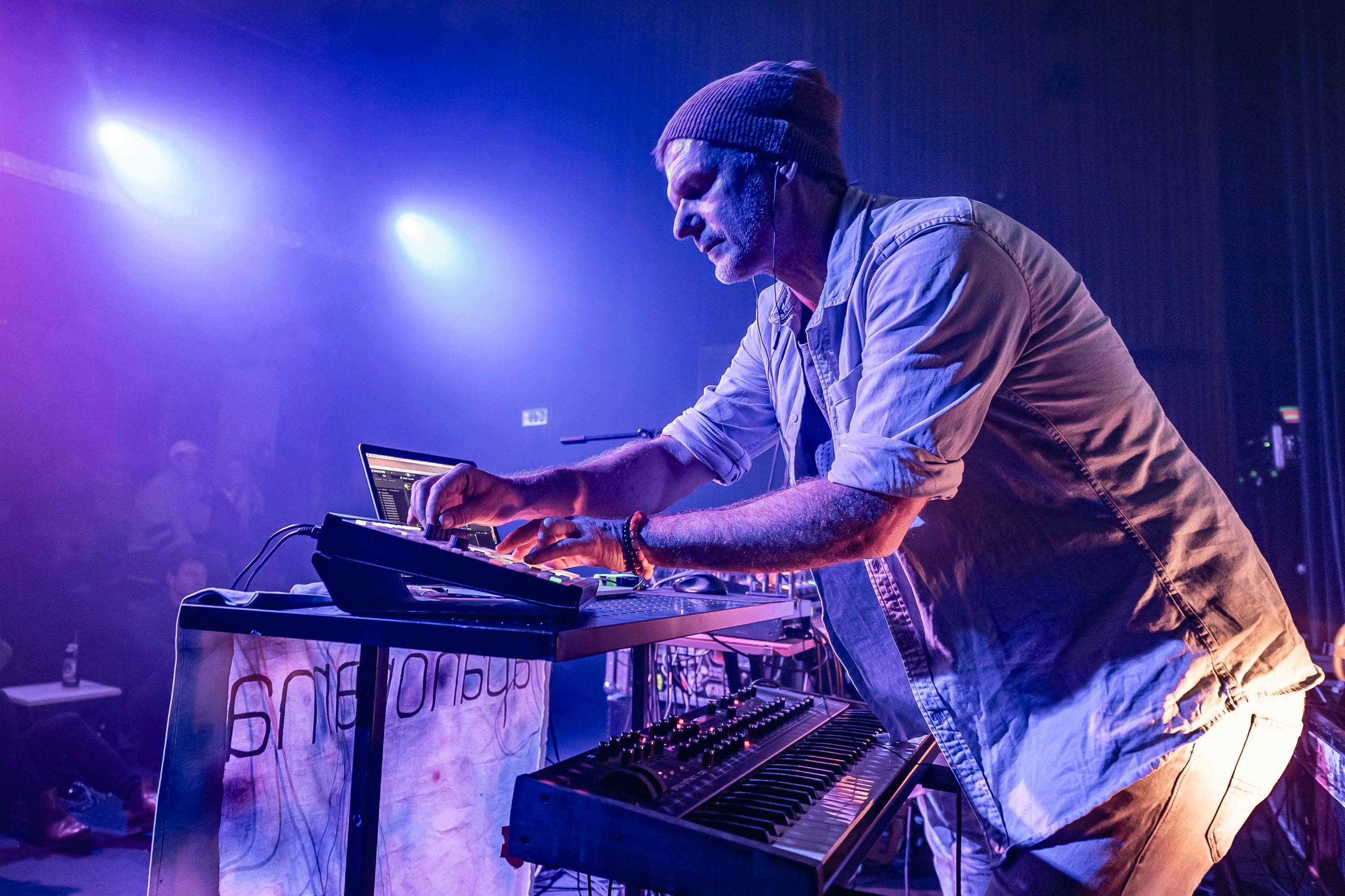 <p>apanorama ist ein elektronisches Duo aus Nürnberg. Noras experimentelle, mehrstimmige Gesangsparts, treibende Beats und sphärische Synth-Harmonien erzeugen bei ihren Live-Sets eine intime und dabei tanzbare Atmosphäre.</p>
