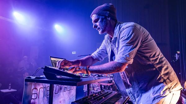 <p>apanorama ist ein elektronisches Duo aus Nürnberg. Noras experimentelle, mehrstimmige Gesangsparts, treibende Beats und sphärische Synth-Harmonien erzeugen bei ihren Live-Sets eine intime und dabei tanzbare Atmosphäre.</p>