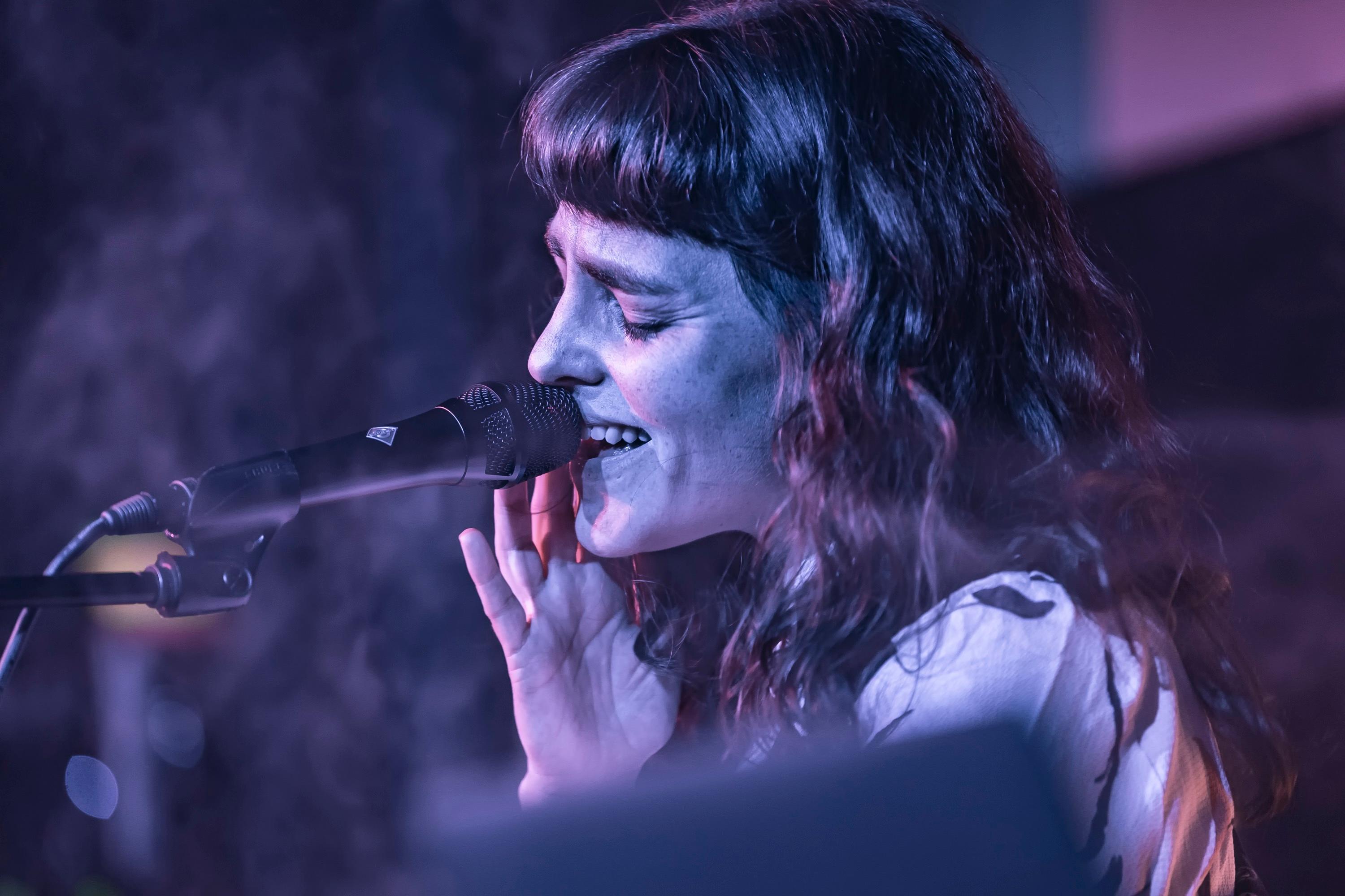 <p>apanorama ist ein elektronisches Duo aus Nürnberg. Noras experimentelle, mehrstimmige Gesangsparts, treibende Beats und sphärische Synth-Harmonien erzeugen bei ihren Live-Sets eine intime und dabei tanzbare Atmosphäre.</p>
