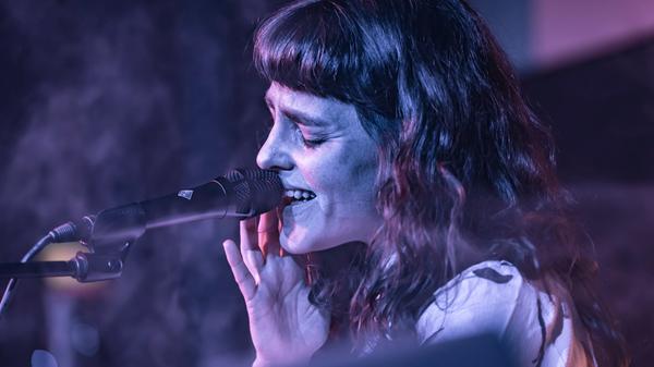 <p>apanorama ist ein elektronisches Duo aus Nürnberg. Noras experimentelle, mehrstimmige Gesangsparts, treibende Beats und sphärische Synth-Harmonien erzeugen bei ihren Live-Sets eine intime und dabei tanzbare Atmosphäre.</p>