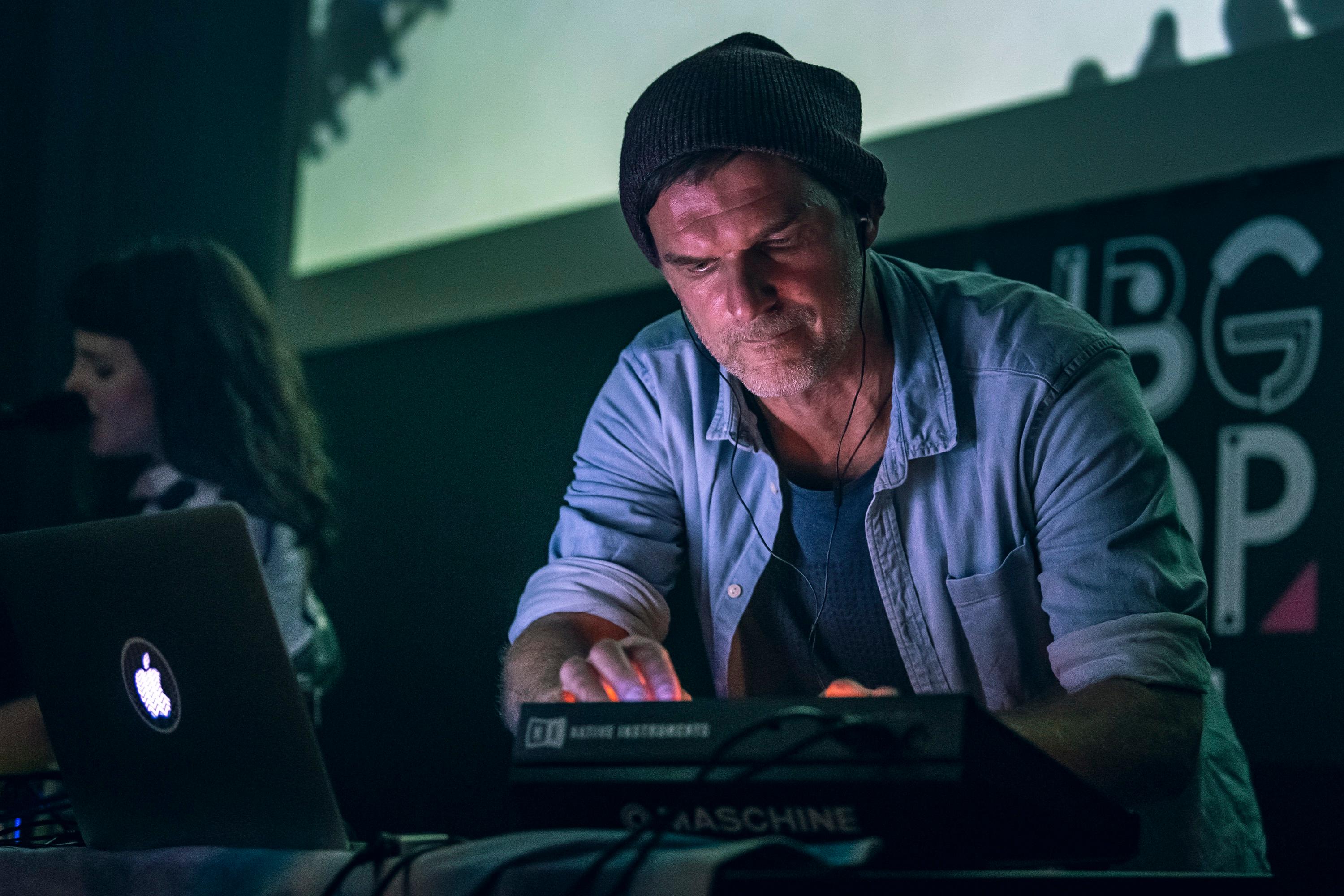 <p>apanorama ist ein elektronisches Duo aus Nürnberg. Noras experimentelle, mehrstimmige Gesangsparts, treibende Beats und sphärische Synth-Harmonien erzeugen bei ihren Live-Sets eine intime und dabei tanzbare Atmosphäre.</p>
