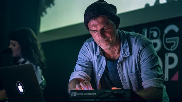 <p>apanorama ist ein elektronisches Duo aus Nürnberg. Noras experimentelle, mehrstimmige Gesangsparts, treibende Beats und sphärische Synth-Harmonien erzeugen bei ihren Live-Sets eine intime und dabei tanzbare Atmosphäre.</p>