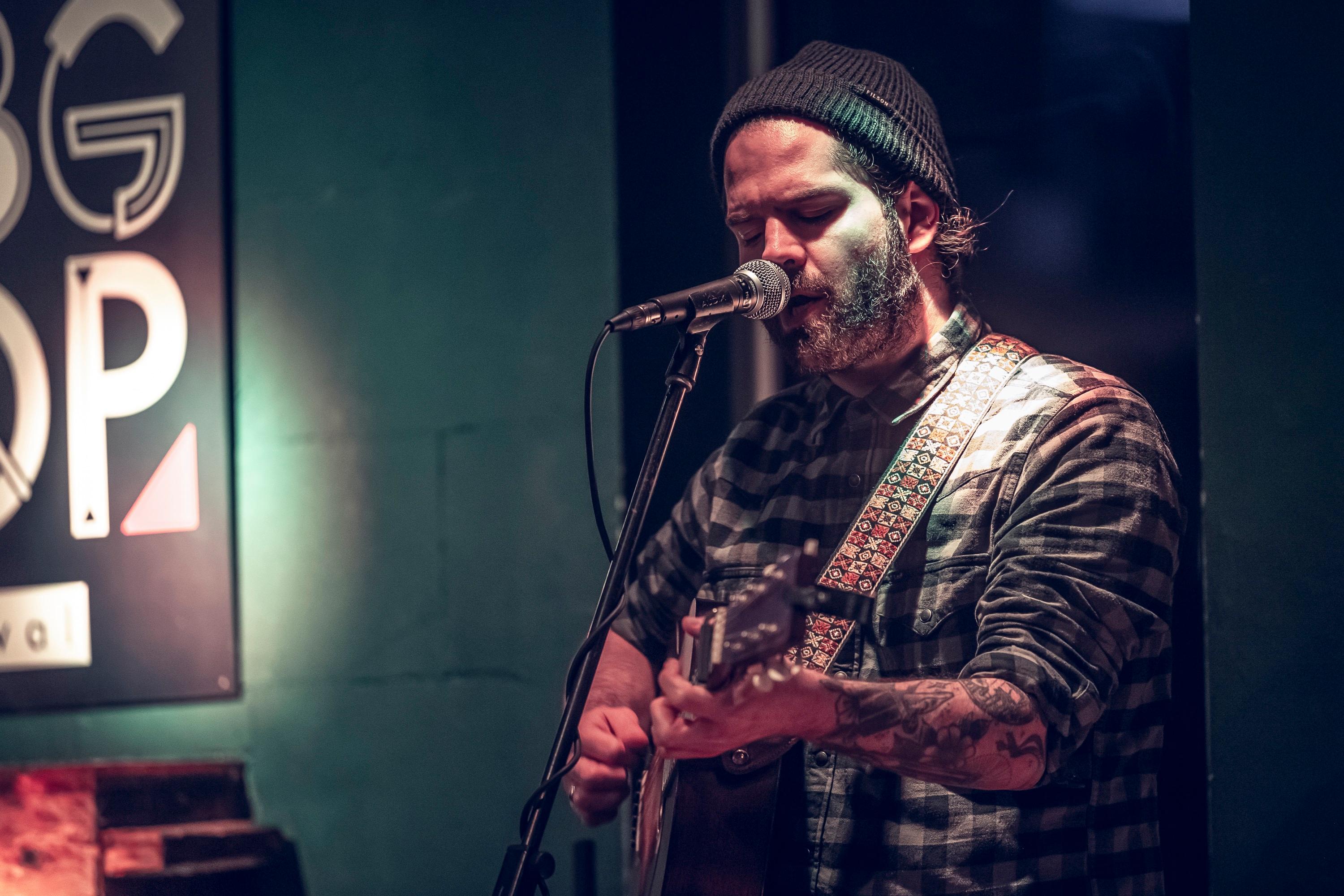 <p> Ein Typ und seine Gitarre. Lange Zeit hat John Steam Jr in einer Band gespielt. Jetzt ist er Solo unterwegs und schreibt seine eigenen Songs.</p>
