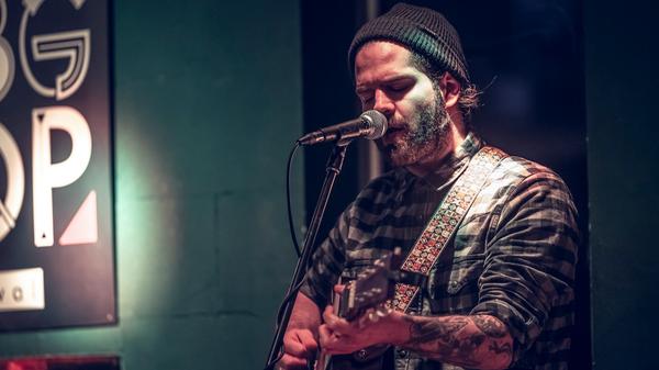 <p> Ein Typ und seine Gitarre. Lange Zeit hat John Steam Jr in einer Band gespielt. Jetzt ist er Solo unterwegs und schreibt seine eigenen Songs.</p>