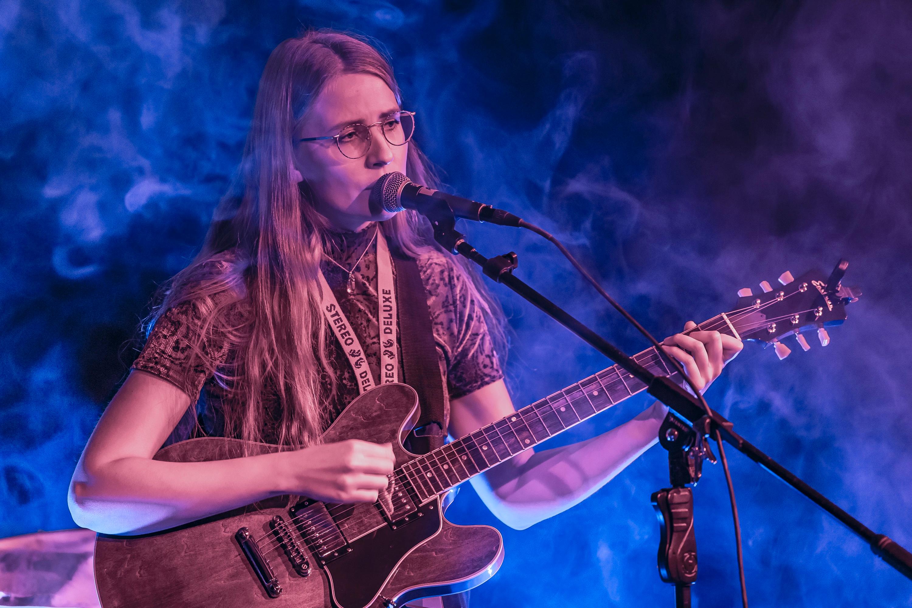 <p>Die Singer-Songwriterin Laura Heller verzaubert mit ehrlicher Musik und tiefgründigen Texten über die großen und kleinen wichtigen Dinge im Leben.Ihre Stimme vermischt sich mit E-Gitarre und akustischen Gitarrenklängen und nimmt die Zuhörer mit auf eine Reise. </p>
