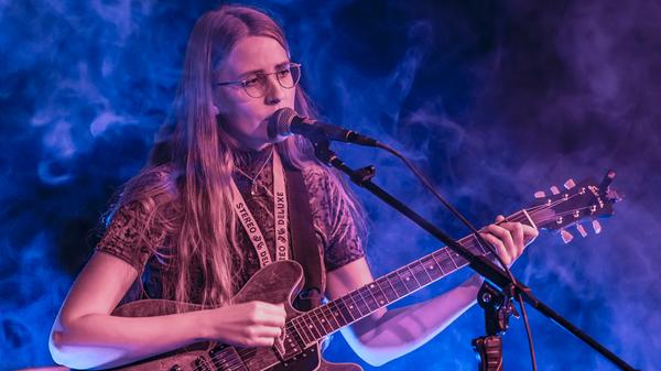 <p>Die Singer-Songwriterin Laura Heller verzaubert mit ehrlicher Musik und tiefgründigen Texten über die großen und kleinen wichtigen Dinge im Leben.Ihre Stimme vermischt sich mit E-Gitarre und akustischen Gitarrenklängen und nimmt die Zuhörer mit auf eine Reise. </p>