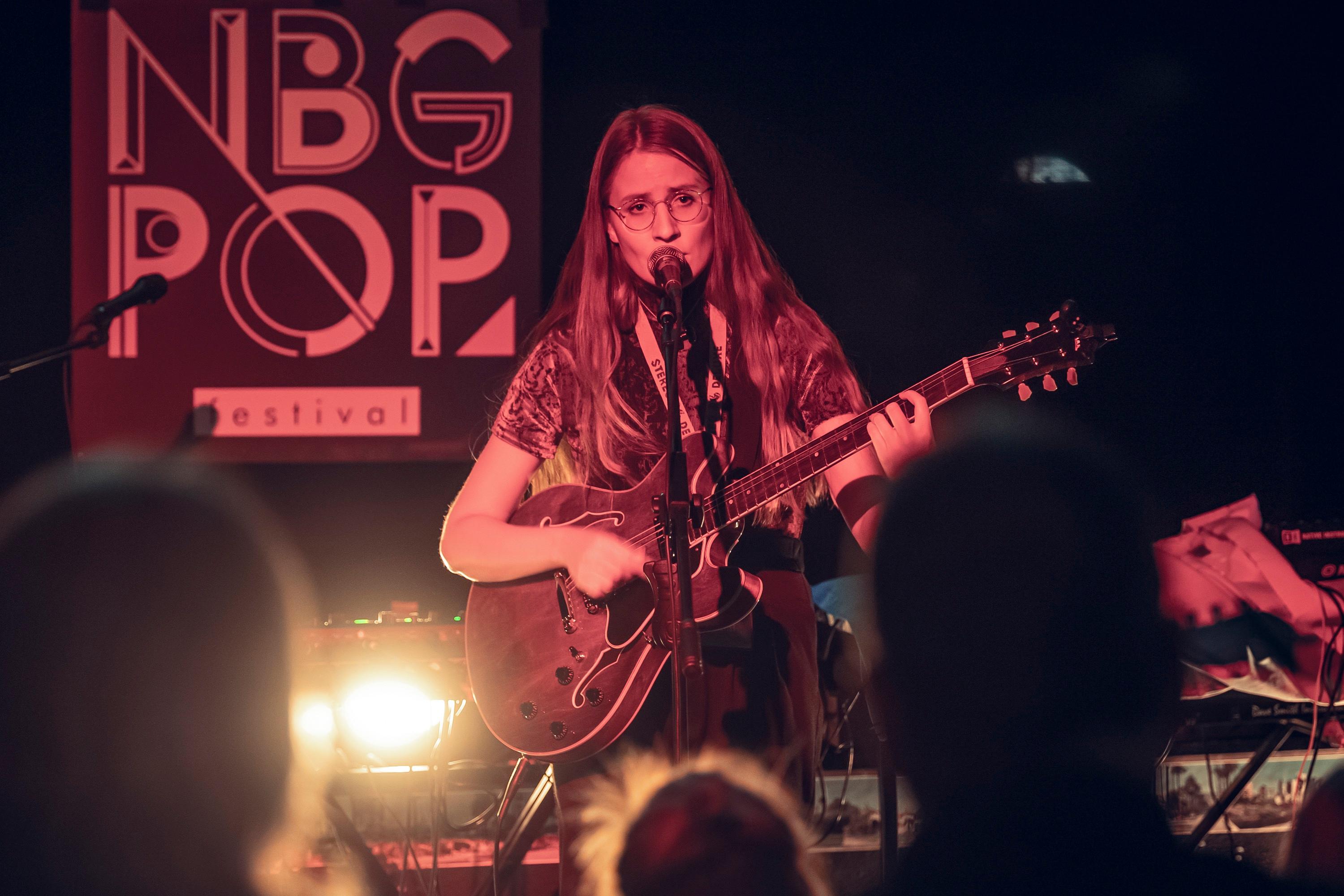 <p>Die Singer-Songwriterin Laura Heller verzaubert mit ehrlicher Musik und tiefgründigen Texten über die großen und kleinen wichtigen Dinge im Leben.Ihre Stimme vermischt sich mit E-Gitarre und akustischen Gitarrenklängen und nimmt die Zuhörer mit auf eine Reise. </p>
