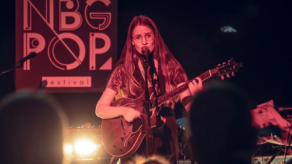 <p>Die Singer-Songwriterin Laura Heller verzaubert mit ehrlicher Musik und tiefgründigen Texten über die großen und kleinen wichtigen Dinge im Leben.Ihre Stimme vermischt sich mit E-Gitarre und akustischen Gitarrenklängen und nimmt die Zuhörer mit auf eine Reise. </p>