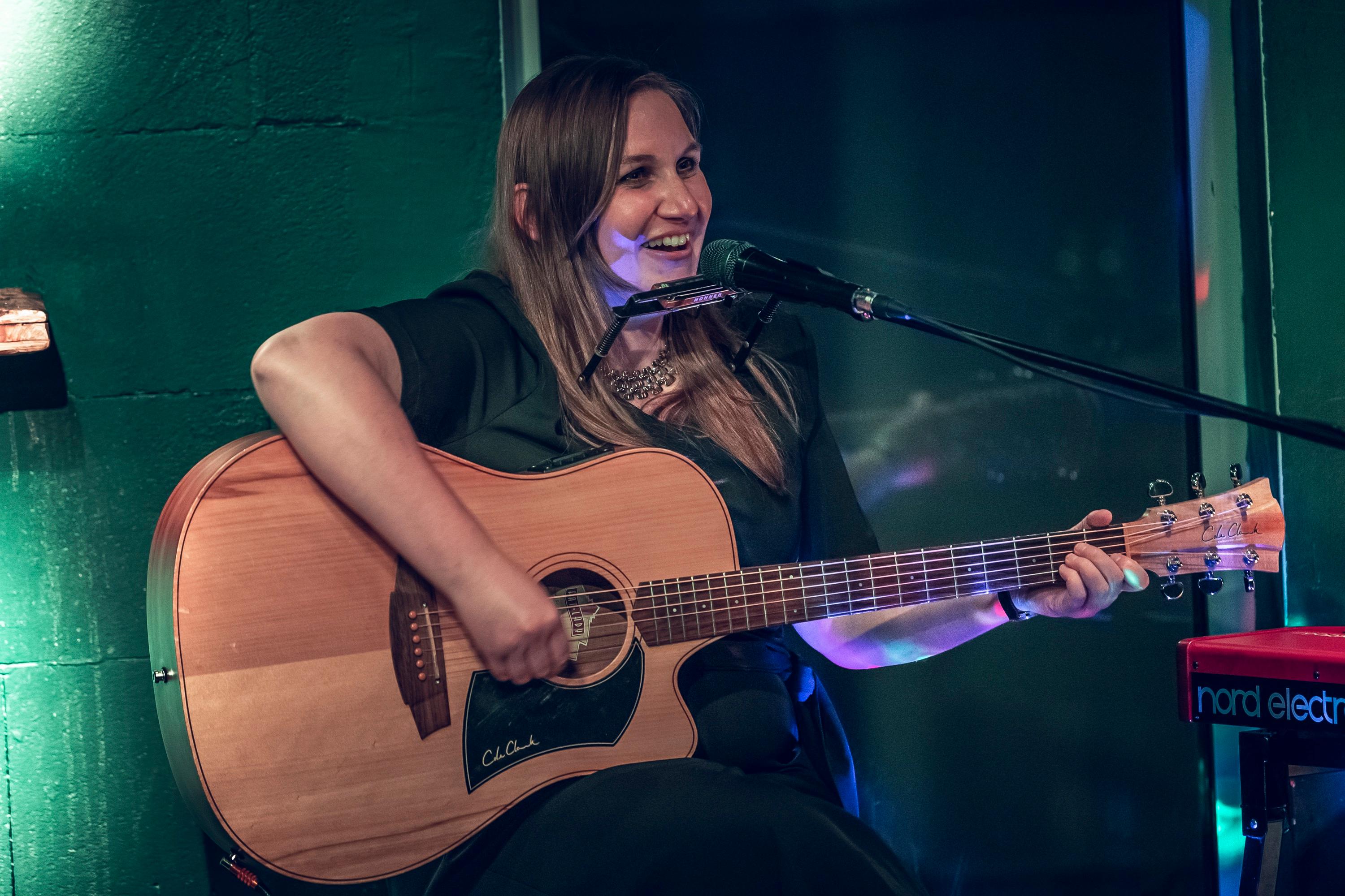 <p>Das Duo Fischer und Rabe besteht aus Julia „Jules“ Fischer & Karin Rabhansl. Im Duo werden Lieblingslieder aus zwei Portfolios gespielt, die ein ums andere Mal aufs Wunderbarste zusammengehen. #Piano-Soul vs #Mundart-Riot.</p>
