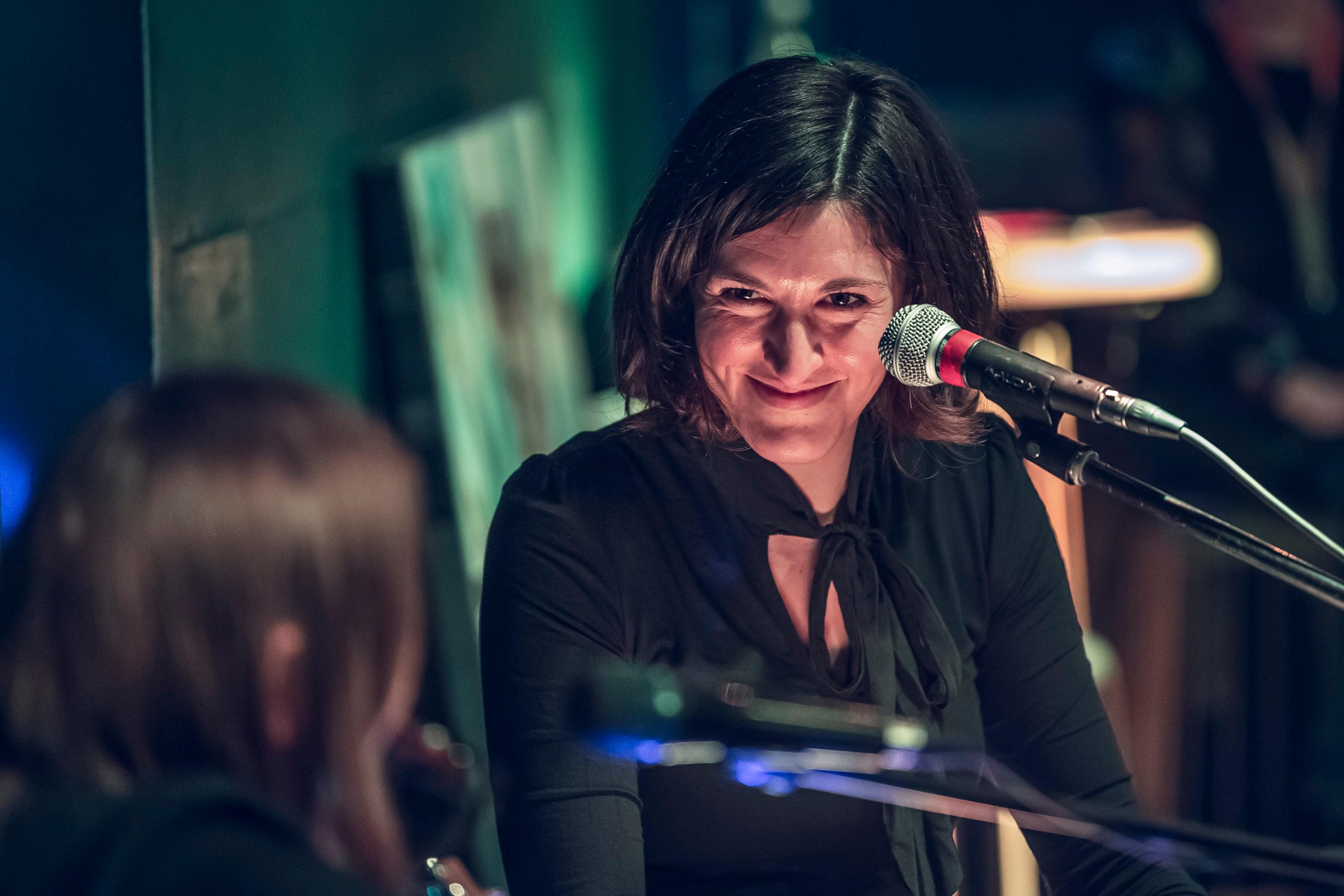 <p>Das Duo Fischer und Rabe besteht aus Julia „Jules“ Fischer & Karin Rabhansl. Im Duo werden Lieblingslieder aus zwei Portfolios gespielt, die ein ums andere Mal aufs Wunderbarste zusammengehen. #Piano-Soul vs #Mundart-Riot.</p>
