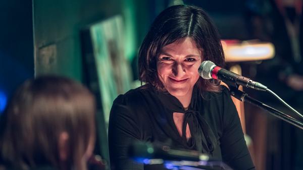 <p>Das Duo Fischer und Rabe besteht aus Julia „Jules“ Fischer & Karin Rabhansl. Im Duo werden Lieblingslieder aus zwei Portfolios gespielt, die ein ums andere Mal aufs Wunderbarste zusammengehen. #Piano-Soul vs #Mundart-Riot.</p>