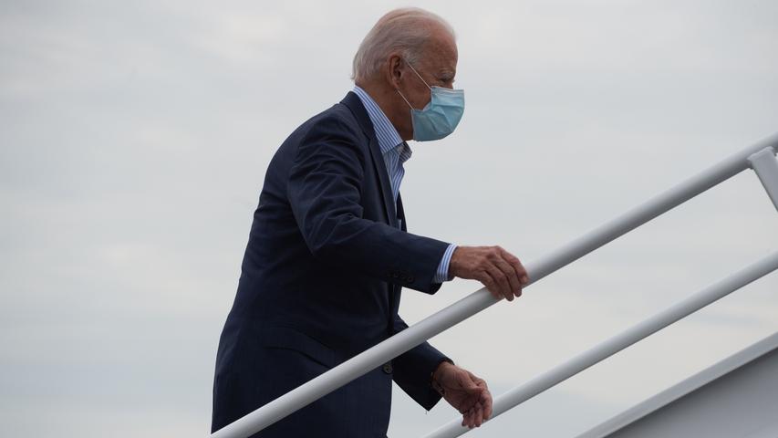 Während sein Kontrahent teils unter demonstrativer Missachtung der Hygienemaßnahmen Anhänger traf, führte Joe Biden seine Wahlkampf lange aus dem heimischen Keller heraus. Nun reist er wieder zu Wahlkampfveranstaltungen. Immer mit Maske.