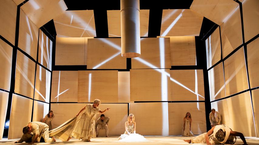 "Antigone"-Premiere in Nürnberg: Große Bühne für eine starke Frau