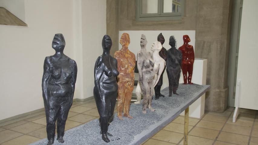 Die Frauen in ihren Rollen(bildern) hat Anita Magdalena Franz in dieser Skulptur in den Fokus gerückt. Und es blieb noch Platz für eine rote Figur, die aus der Reihe tanzt (so auch der Titel) ganz am hinteren Ende.