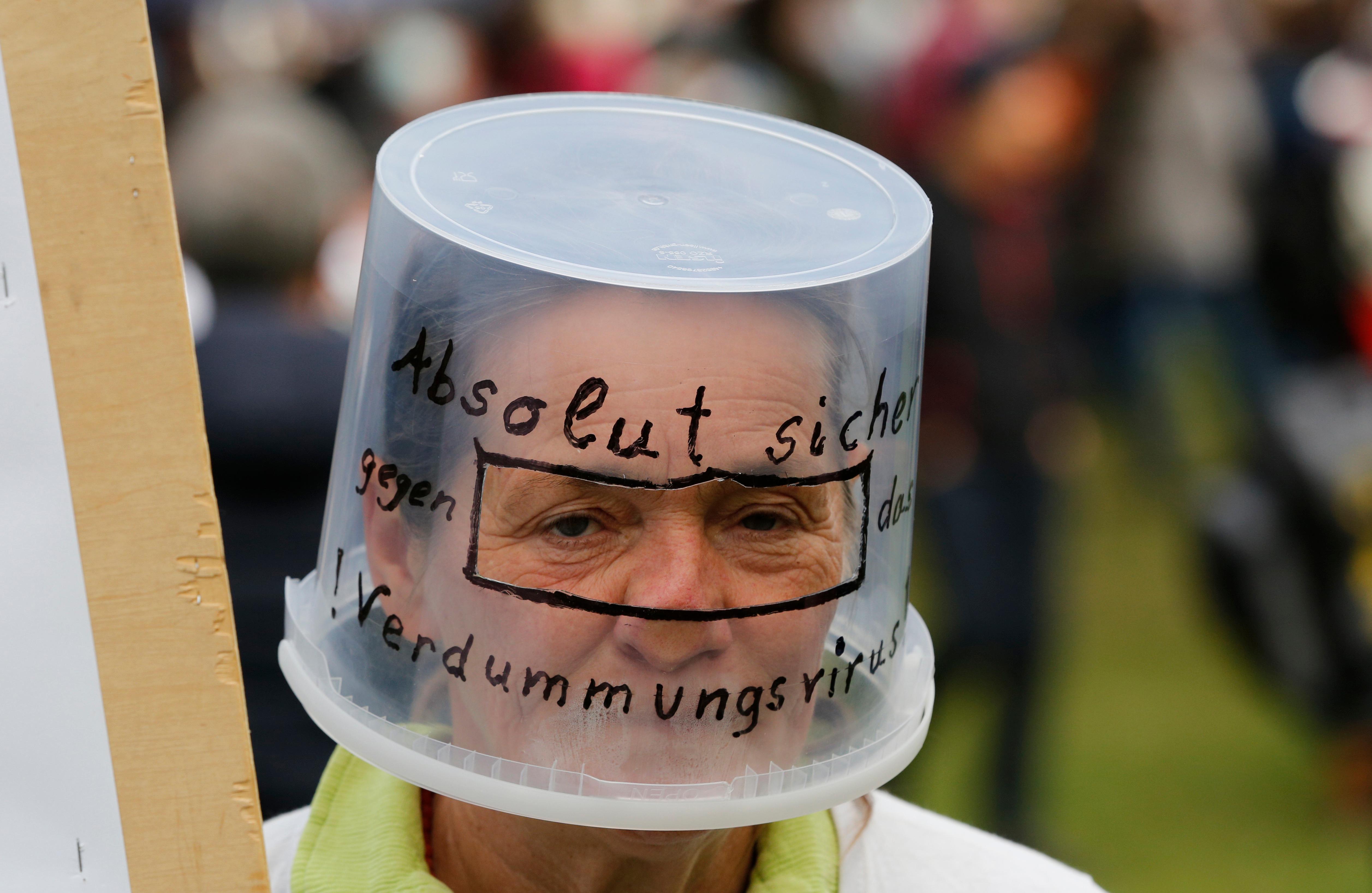 "Maulkorb" und krude Sprüche: "Querdenker"-Demo in ...