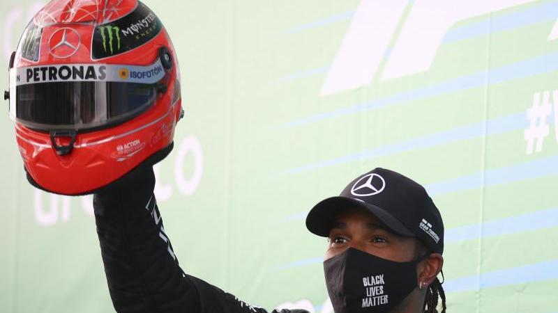 Ehrerbietung und Rekordjagd: Formel-1-Dominator Lewis Hamilton verneigte sich schon am Nürburgring vor Michael Schumacher. 