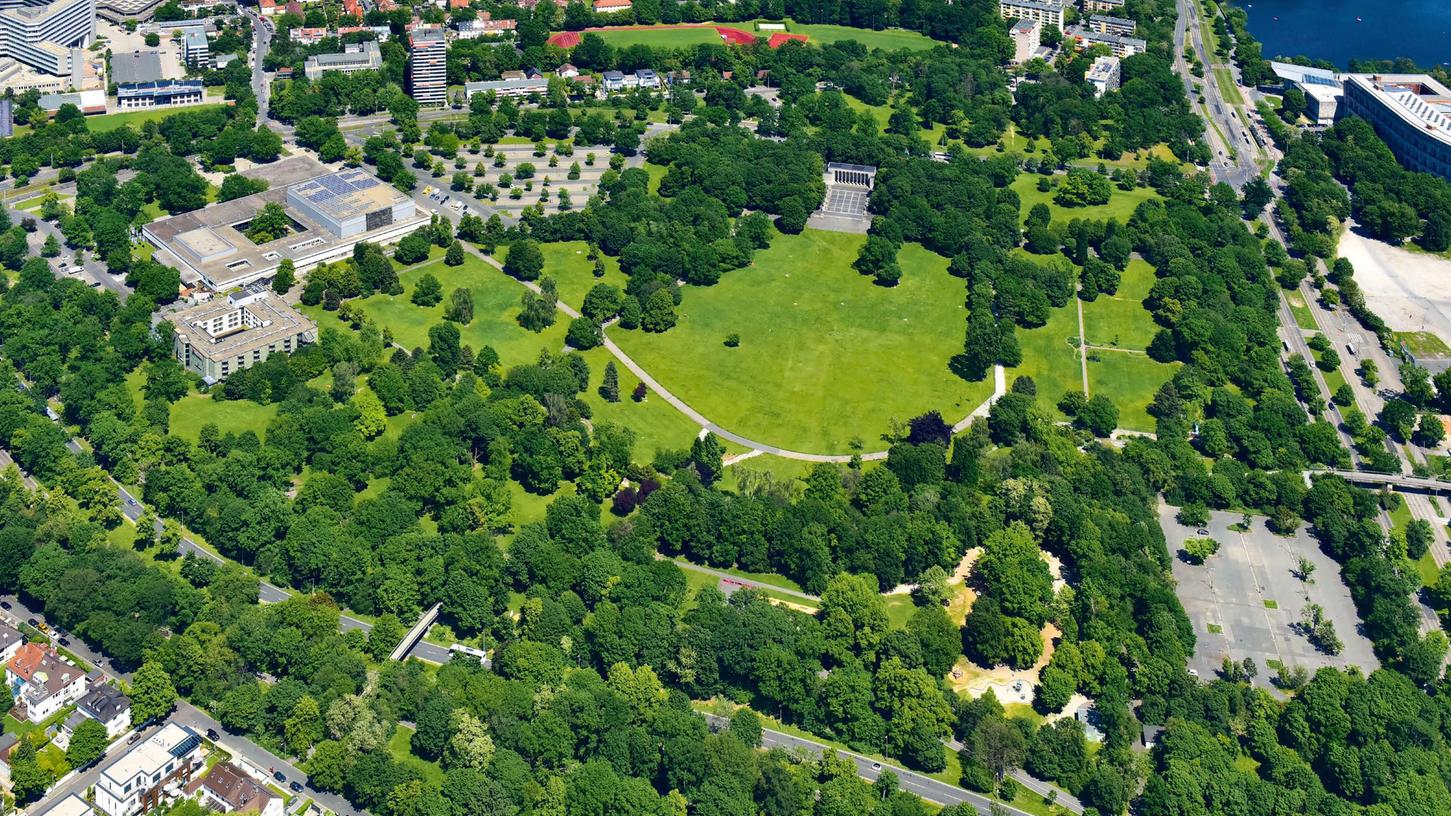 Blick von oben auf den Nürnberger Luitpoldhain. Am linken oberen Bildrand soll auf dem heutigen Parkplatz des Hotels der neue Konzertsaal entstehen. Dafür müssen teils alte Bäume gefällt werden.