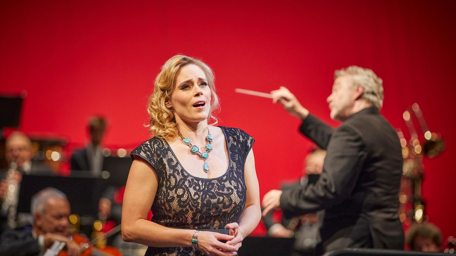 Leuchtender Sopran, der in der Arie "D'amor sulle ali rosee" aus Verdis Oper "Il trovatore" auch in die Tiefen der Trauer hinabsteigt: Emily Newton.