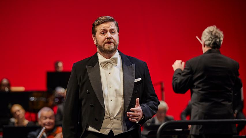 Tadeusz Szlenkier ist als Alfredo Germont in "La Traviata" Hals über Kopf verliebt - in Violetta, die berühmte Pariser Kurtisane.