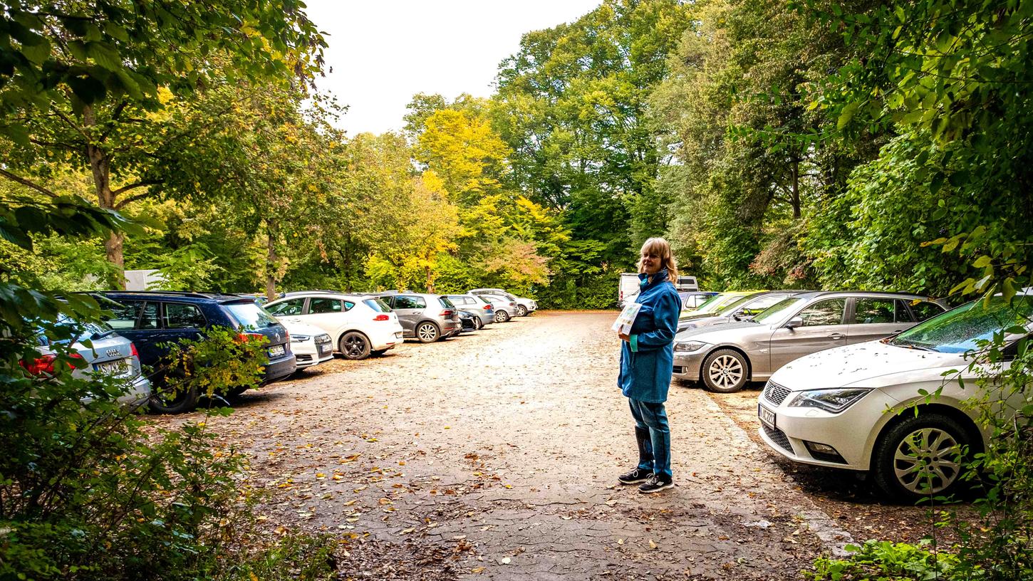 Dies ist der Parkplatz an der Flussstraße, um den sich die Diskussion dreht. Die Stadt will hier 12 Parkplätze streichen und einen naturnahen Spielplatz mit Kletterbereich anlegen. Anwohner wollen den Erhalt der Parkplätze.