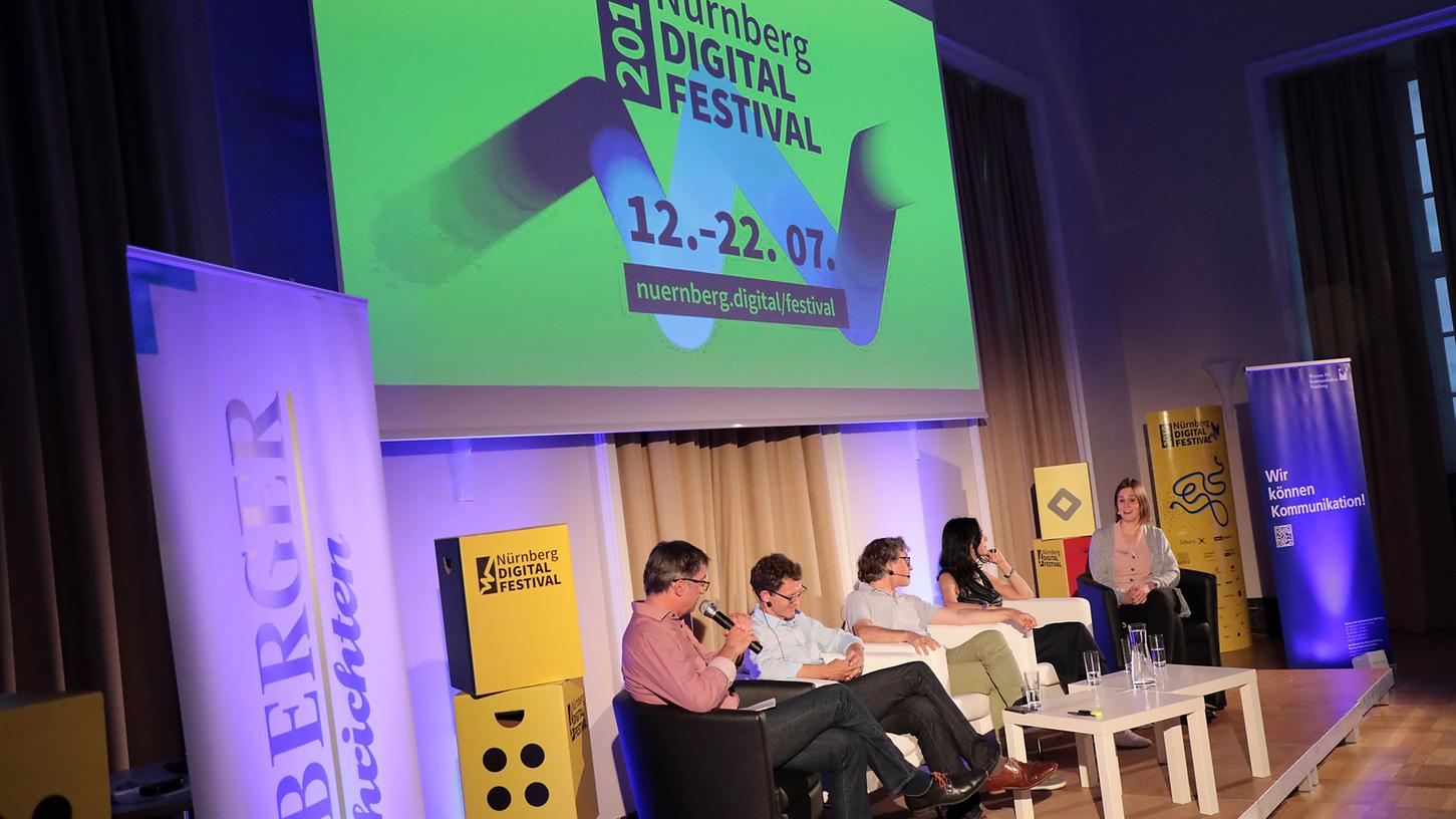 Im vergangenen Jahr war Abstand halten noch kein Thema, wie hier bei einer Podiumsdiskussion der Nürnberger Nachrichten beim Nürnberg Digital Festival. In diesem Jahr finden die meisten Events im Netz statt. 
