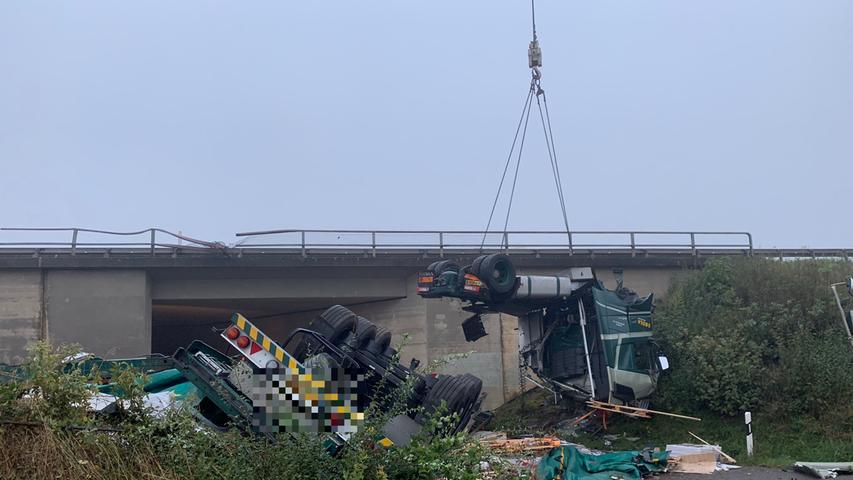 Landkreis Kitzingen: Lkw rast unter eine Autobahnbrücke