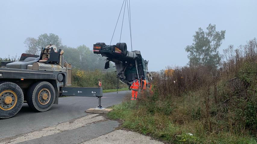 Landkreis Kitzingen: Lkw rast unter eine Autobahnbrücke