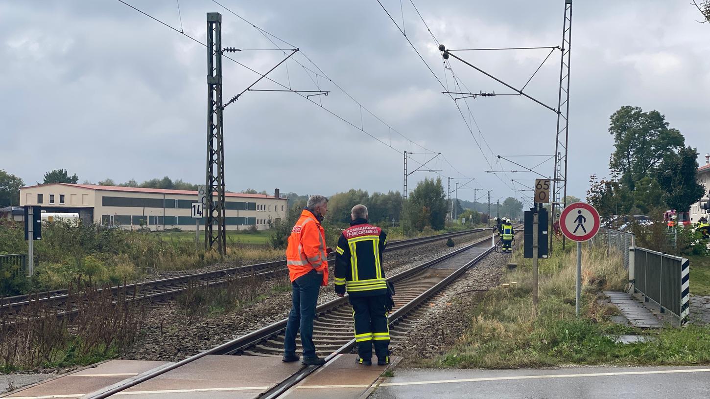Bei einem tragischen Unglück in der Nähe von Landshut sind im Oktober 2020 zwei Schüler von einen Zug erfasst worden, als sie über die Gleise liefen. 