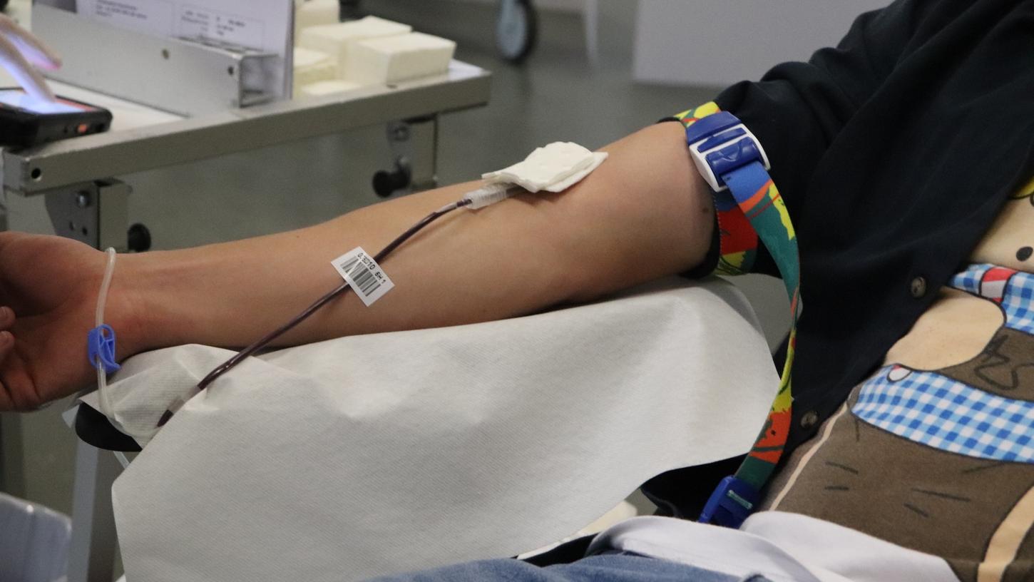Durch die Nadel in der Armvene fließt das Blut in den Sammelbeutel.
Durch die Nadel in der Armvene fließt das Blut in den Sammelbeutel.