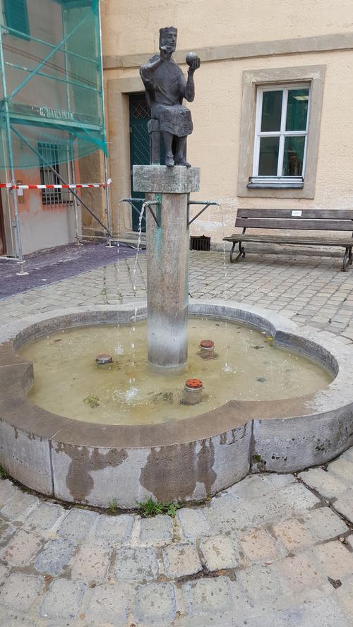 Konradbrunnen: Der Brunnen wurde zum Gedächtnis an die Erhebung des Frankenherzogs Konrad I. 911 in Forchheim zum ostfränkischen König vor der St. Martinskirche errichtet. Der Brunnen ist ein Werk des Forchheimer Künstlers Hans Dressel von 1998.