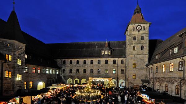 Wo? Im Innenhof der ehemaligen Universität (Wichernhaus). Wann? 30. November bis 15. Dezember. Öffnungszeiten: samstags von 16 bis 21 Uhr, sonntags von 15 bis 20 Uhr. Über 40 Aussteller bieten eine große Auswahl, die von Weihnachtsdekorationen über handgemachte Schmuckstücke, Produkte aus Wolle, Körperpflegeprodukte bis hin zu weihnachtlichen Leckereien reicht.