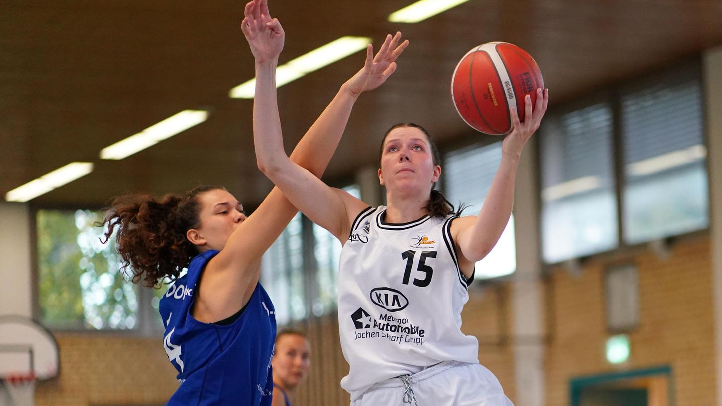 Katharina Kreklau (re.) zählte einmal mehr zu den erfolgreichsten Punktesammlerinnen der Kia Baskets. Elf Zähler gingen auf ihr Konto.
Katharina Kreklau (re.) zählte einmal mehr zu den erfolgreichsten Punktesammlerinnen der Kia Baskets. Elf Zähler gingen auf ihr Konto.