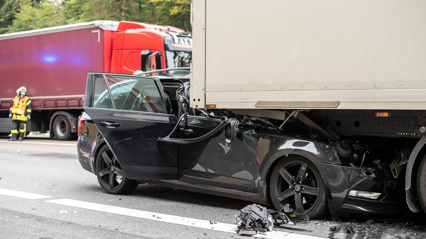 Nachdem Umweltaktivisten die Autobahn 3 bei Idstein blockiert hatten, ist ein Auto auf den Lastwagen am Stauende aufgefahren. Der Fahrer wurde bei dem Unfall schwer verletzt.
