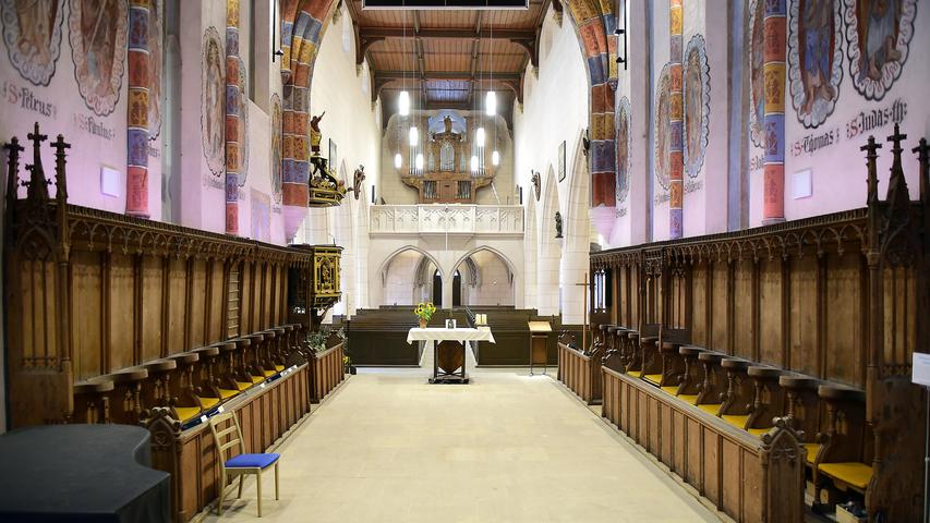 Das alte Chorgestühl im Innenraum der Langenzenner Kirche. Besucher erfahren hier, woher die Redewendung "Halt die Klappe" kommt.