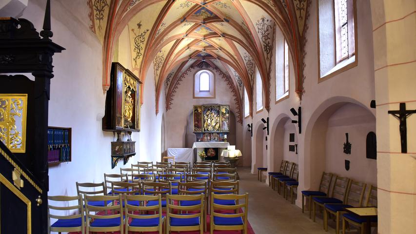 Im Seitenschiff ist die Taufkapelle untergebracht.