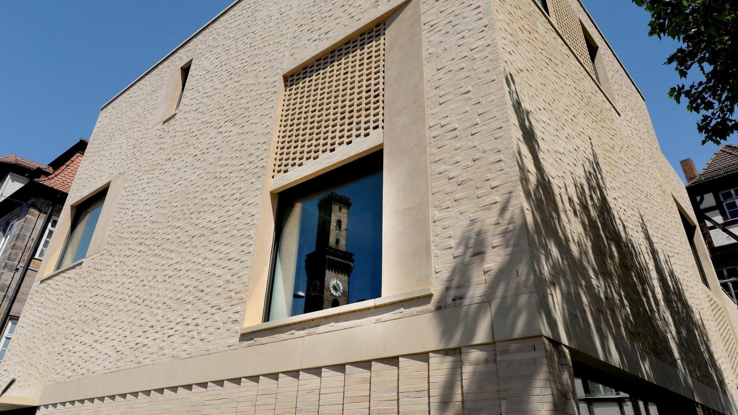 Sollte Nürnberg Europas Kulturhauptstadt 2025 werden, will das Jüdische Museum Franken in Fürth (hier spiegelt sich der Rathausturm in einem Fenster des Erweiterungsbaus) das Wiener Memorbuch digitalisieren.
