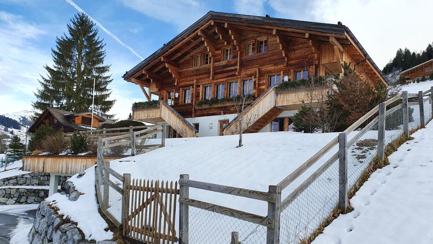 Ein typisches Chalet, wie es rund um Gstaad in den Bergen steht. Auch hier könnte ein weltberühmter Promi wohnen.
Ein typisches Chalet, wie es rund um Gstaad in den Bergen steht. Auch hier könnte ein weltberühmter Promi wohnen.