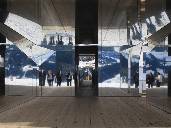 Auf dem Panoramaweg zwischen Schönried und Gstaad stand ab Februar 2019 ein verspiegeltes Chalet. Das Kunstwerk mit dem Titel 