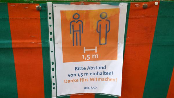 Bitte Abstand von 1,5 m einhalten! - DEHOGA - Danke fürs Mitmachen! - DEHOGA - Corona - Verbreitung des Coronavirus - Co