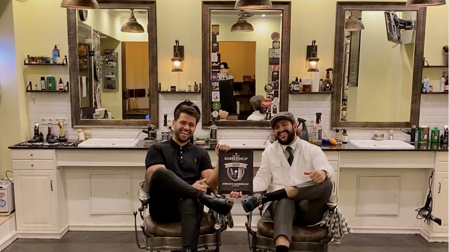 Die Brüder Wissam und Ammar Ali stolz und glücklich in ihrem Barbershop.