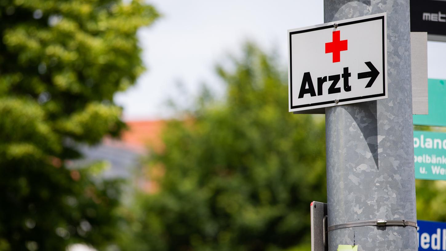 Ein Schild mit der Aufschrift "Arzt" hängt an einer Straßenlaterne: Wie kann Adelsdorf die hausärztliche Versorgung sichern?
