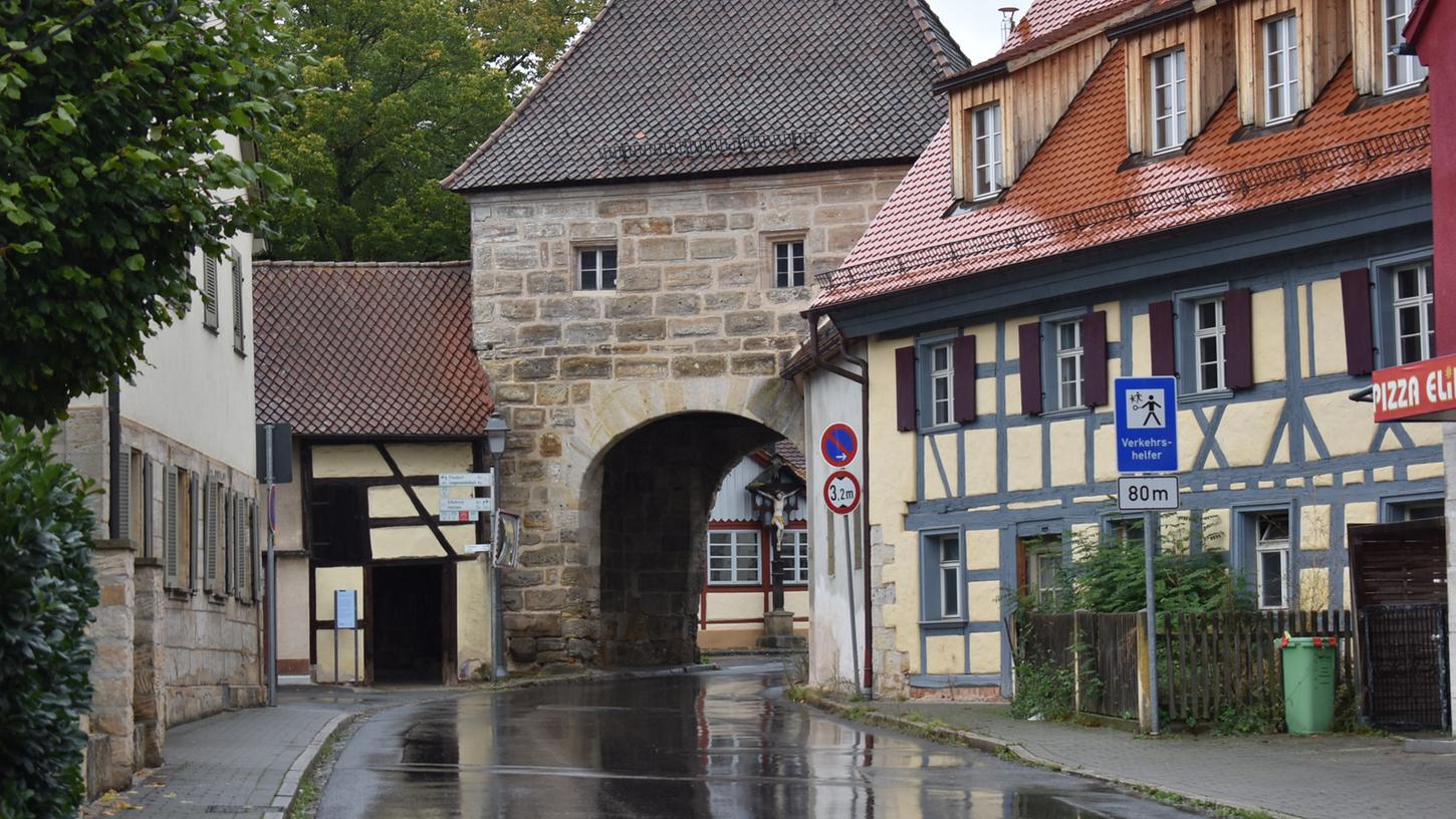 Vor allem, wenn Lastwagen ans Forchheimer Tor kommen, gehen in der Neunkirchen oft waghalsige Wendemanöver los. Angrenzende Gebäude sind dadurch bereits beschädigt worden.