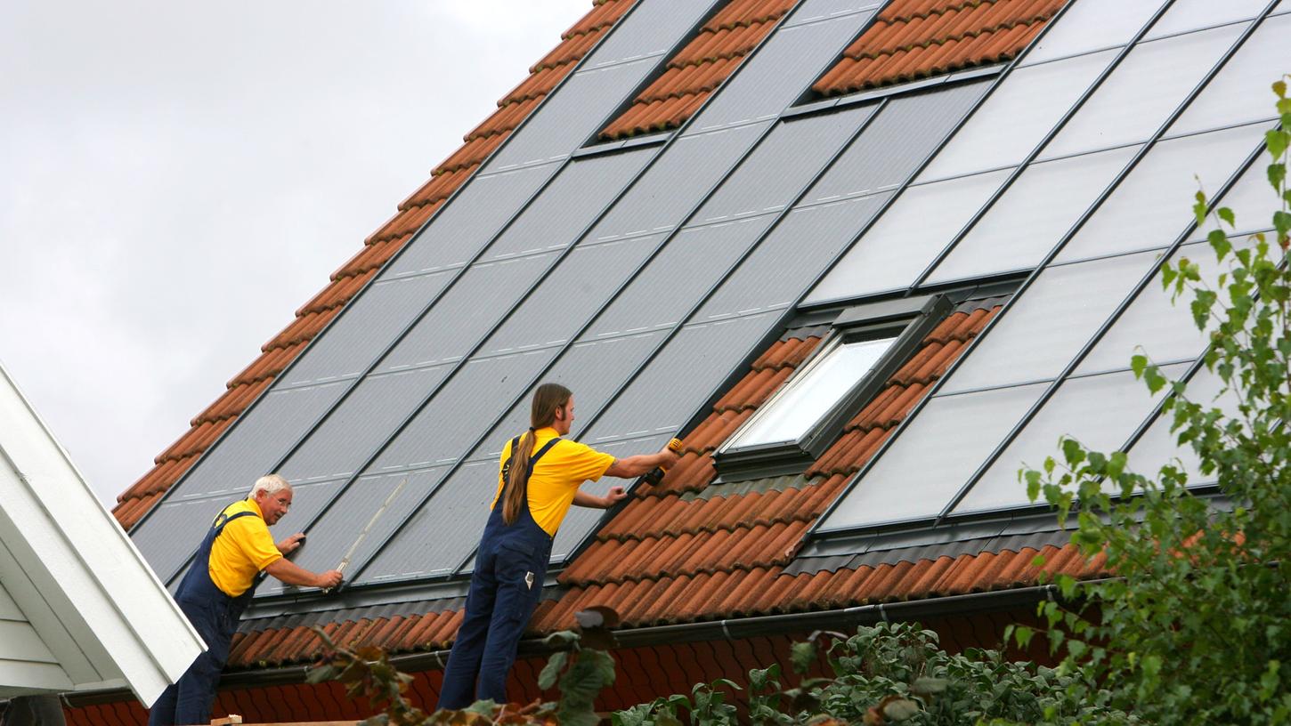 Als die ersten Deutschen sich Solarpanele aufs Dach bauten, setzten sie darauf, dass sie 20 Jahre lang eine entsprechende Förderung erhalten. Dass die heimische Stromproduktion danach zum Minusgeschäft werden könnte, hätten sie nicht gedacht. 