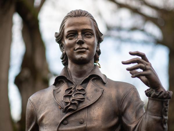 Eine Skulptur des Künstlers Waldemar Schröder zeigt Friedrich Hölderlin in Nürtingen in Baden-Würtemberg.