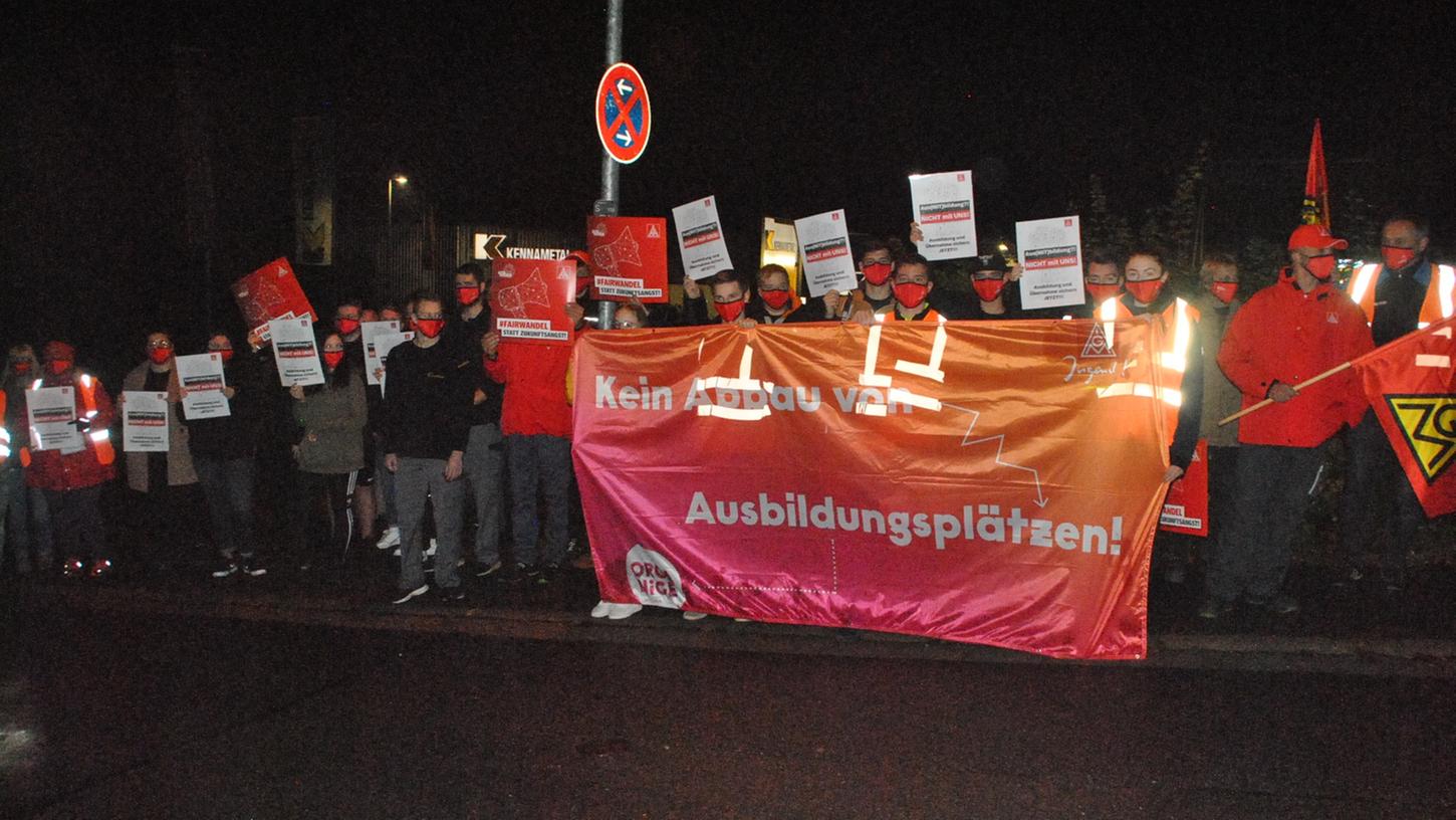 Am Donnerstagmorgen wurde bei Kennametal ein Warnstreik gegen die Sparmaßnahmen zu Lasten der Ausbildung organisiert.
Am Donnerstagmorgen wurde bei Kennametal ein Warnstreik gegen die Sparmaßnahmen zu Lasten der Ausbildung organisiert.