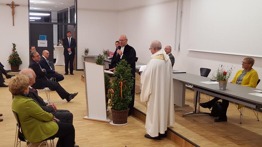 Zuletzt segneten die Pfarrer Enno Weidt und Martin Emge den Sitzungsaal im Neu- und Erweiterungsbau des Landratsamts.