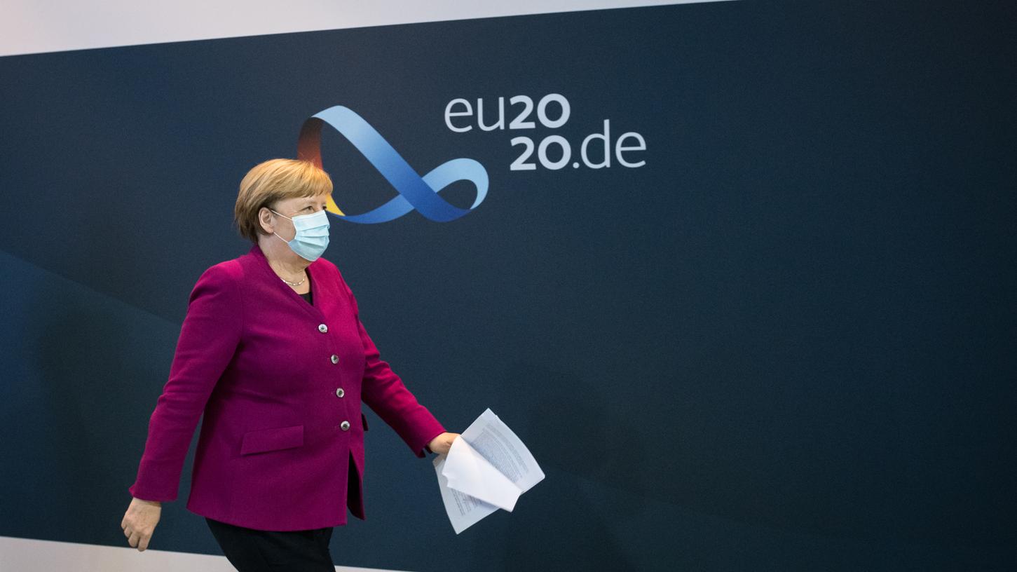 Nach der Pressekonferenz mitten in der Nacht: Bundeskanzlerin Angela Merkel. Ihr gehen die Beschlüsse nicht weit genug.
