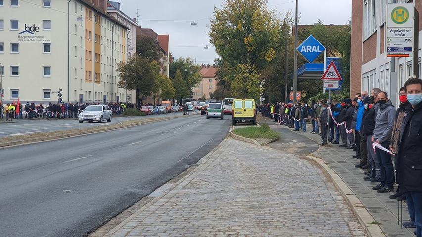 Menschenkette mit über 3000 Beschäftigten in der Nürnberger Südstadt