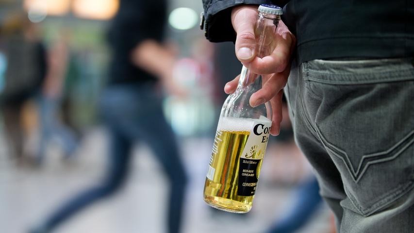 Der Konsum von Alkohol ist bayernweit derzeit wieder erlaubt - Kommunen können aber Alkoholverbote an bestimmten, stark besuchten Orten festlegen. Dort ist der Konsum von Alkohol im öffentlichen Raum untersagt. Wer dennoch trinkt, muss ein Bußgeld von 250 Euro zahlen.
