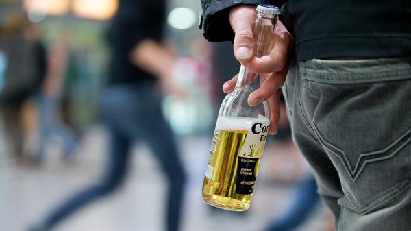 Der Konsum von Alkohol ist bayernweit derzeit wieder erlaubt - Kommunen können aber Alkoholverbote an bestimmten, stark besuchten Orten festlegen. Dort ist der Konsum von Alkohol im öffentlichen Raum untersagt. Wer dennoch trinkt, muss ein Bußgeld von 250 Euro zahlen.